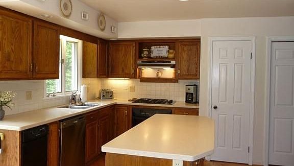 4th image of 32 Brickston Dr