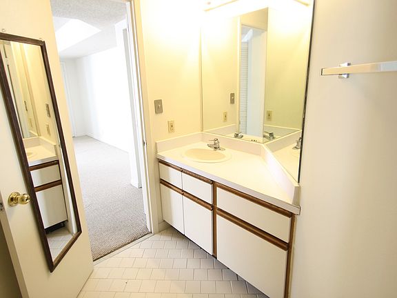 5th image of 900 19th Ave S APT 305