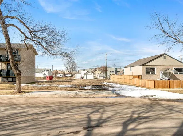 5212 50th St, Lloydminster, AB T9V 0M5