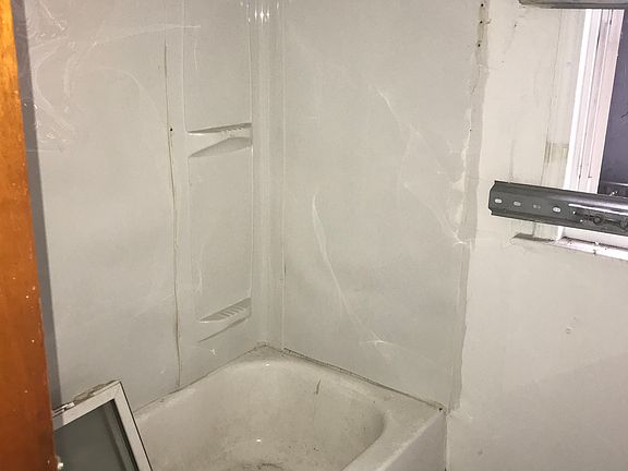 4th image of 15827 Maddelein St