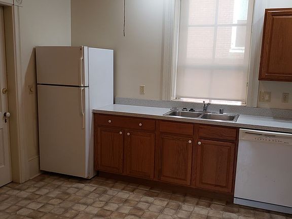 2nd image of 100 E Main St #3