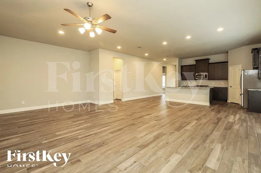 4 bed, 3.0 bath, 2352 sqft, $2,115 — Photo 4
