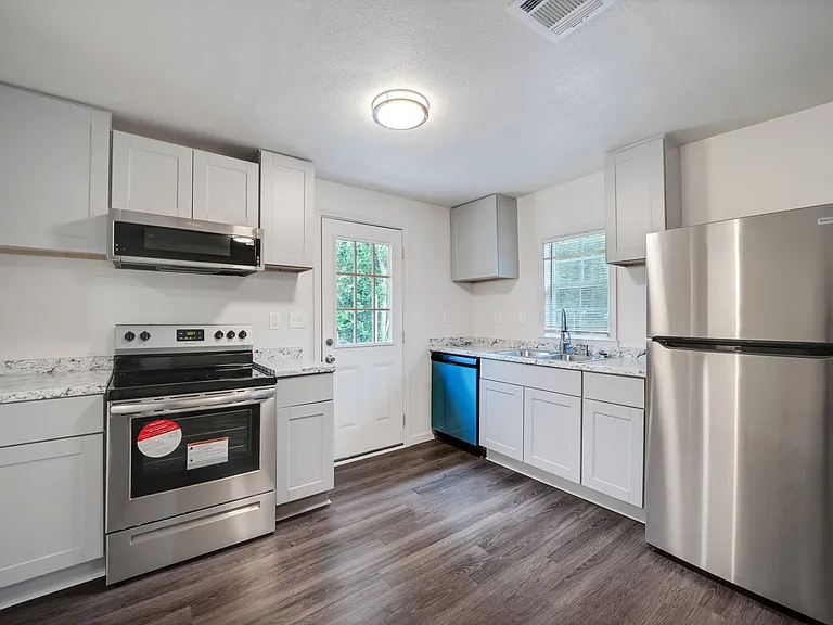 101 W Schreiner St — Photo 11