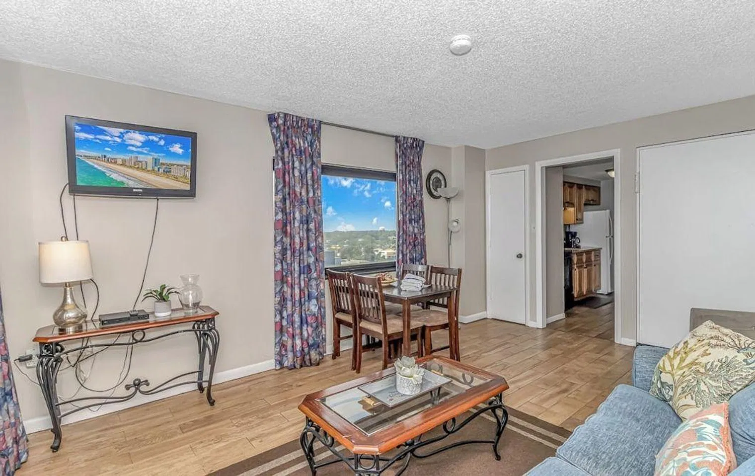 1 bed, 1.0 bath, 645 sqft, $2,340 — Photo 2