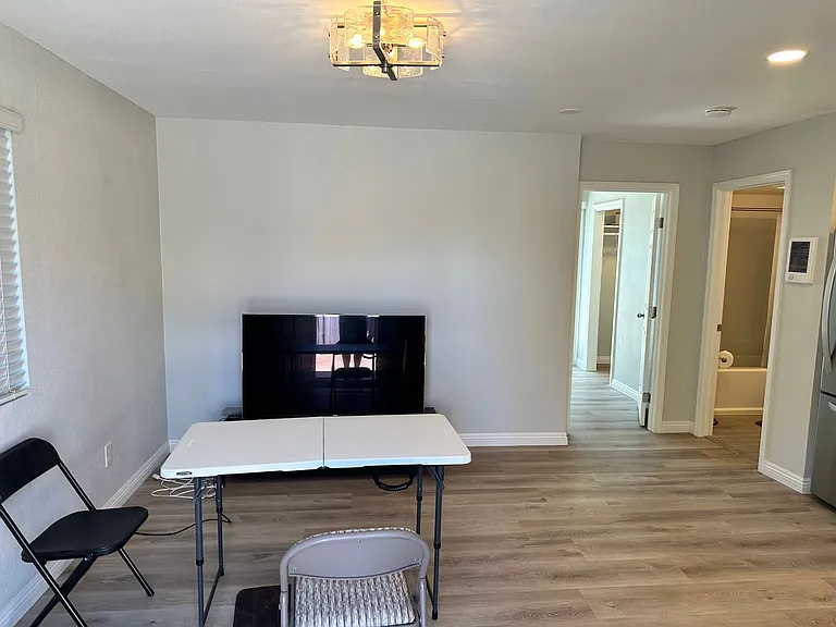 1117 Grove Ave — Photo 2