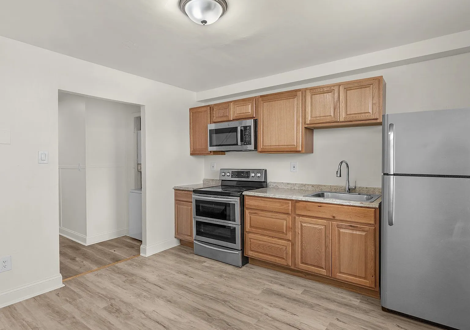 Lovely 3 Bedroom 2 Bathroom Rowhome for Rent — Photo 1