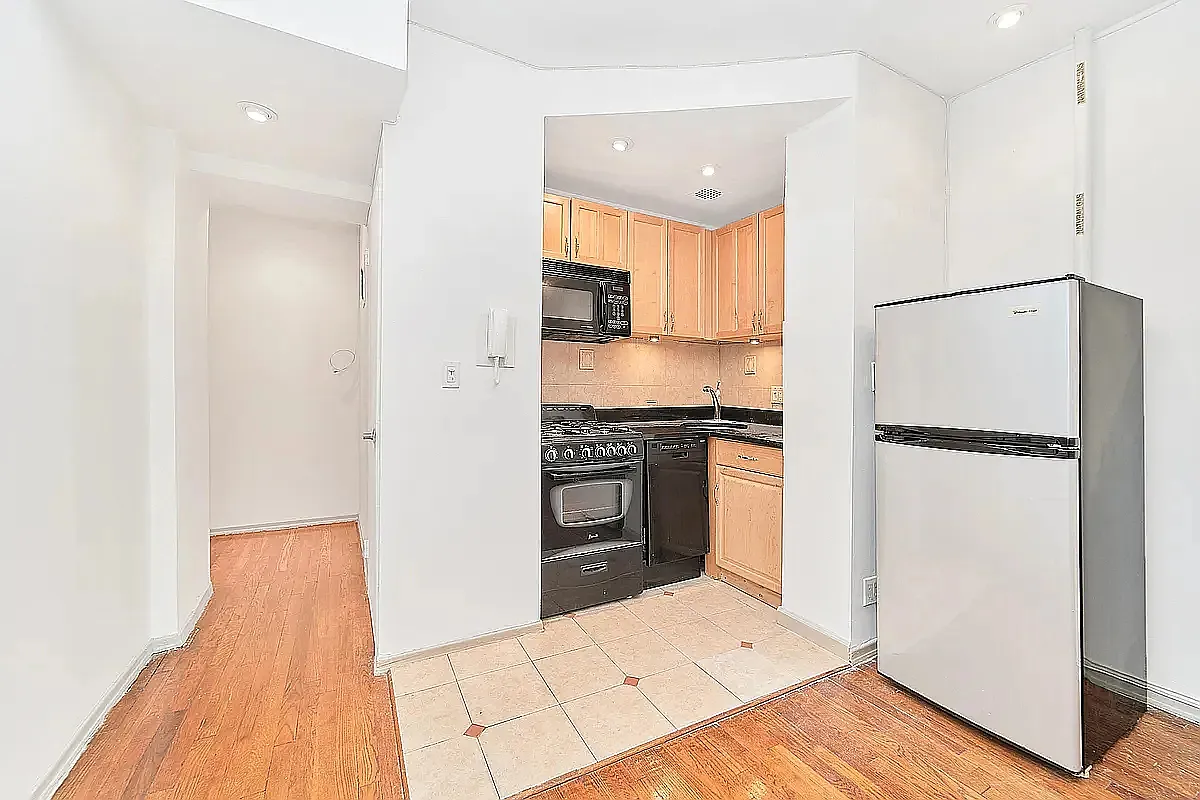 Building Photo - 152 E 22nd St #2A