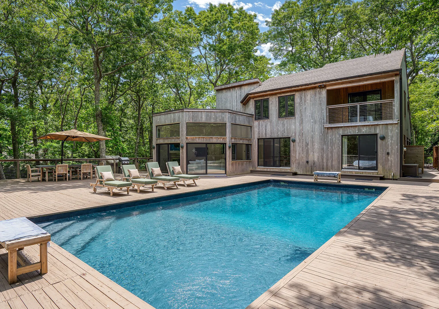 Contemporary and serene estate with heated saltwater pool — Photo 1