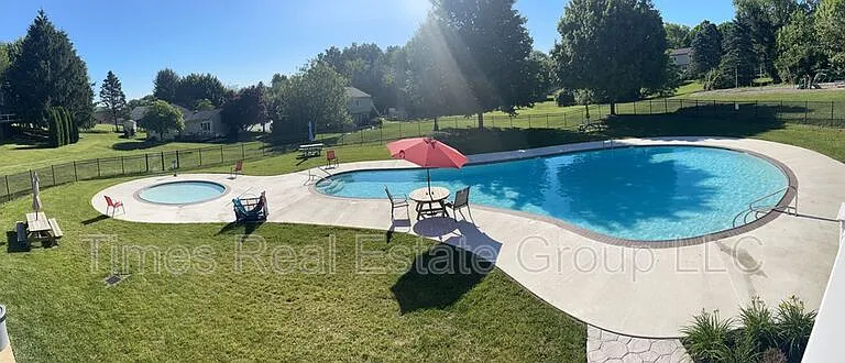136 Brookfield Ct — Photo 32