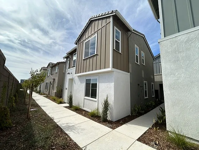 Modern 4BR Condo at Sendero at Folsom Ranch — Photo 2