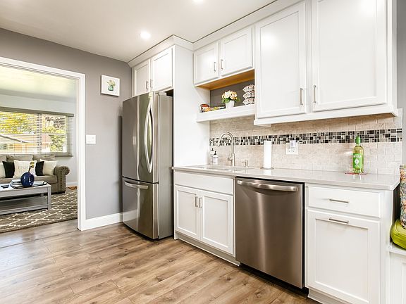 3rd image of 1536 Gordon Dr