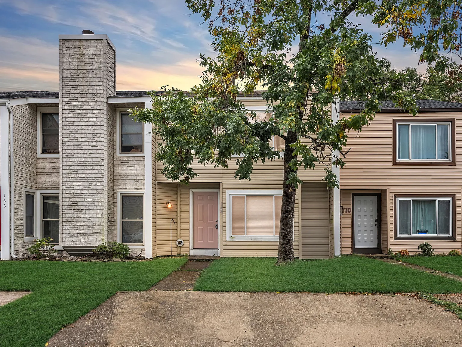 2 bed, 1138 sqft, $1,800 — Photo 2