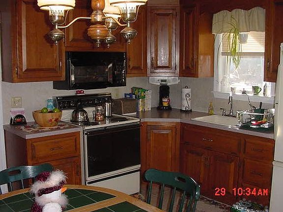 newer eat in kitchen