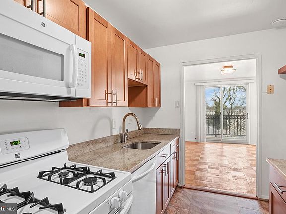 4th image of 1900 Lyttonsville Rd APT 612