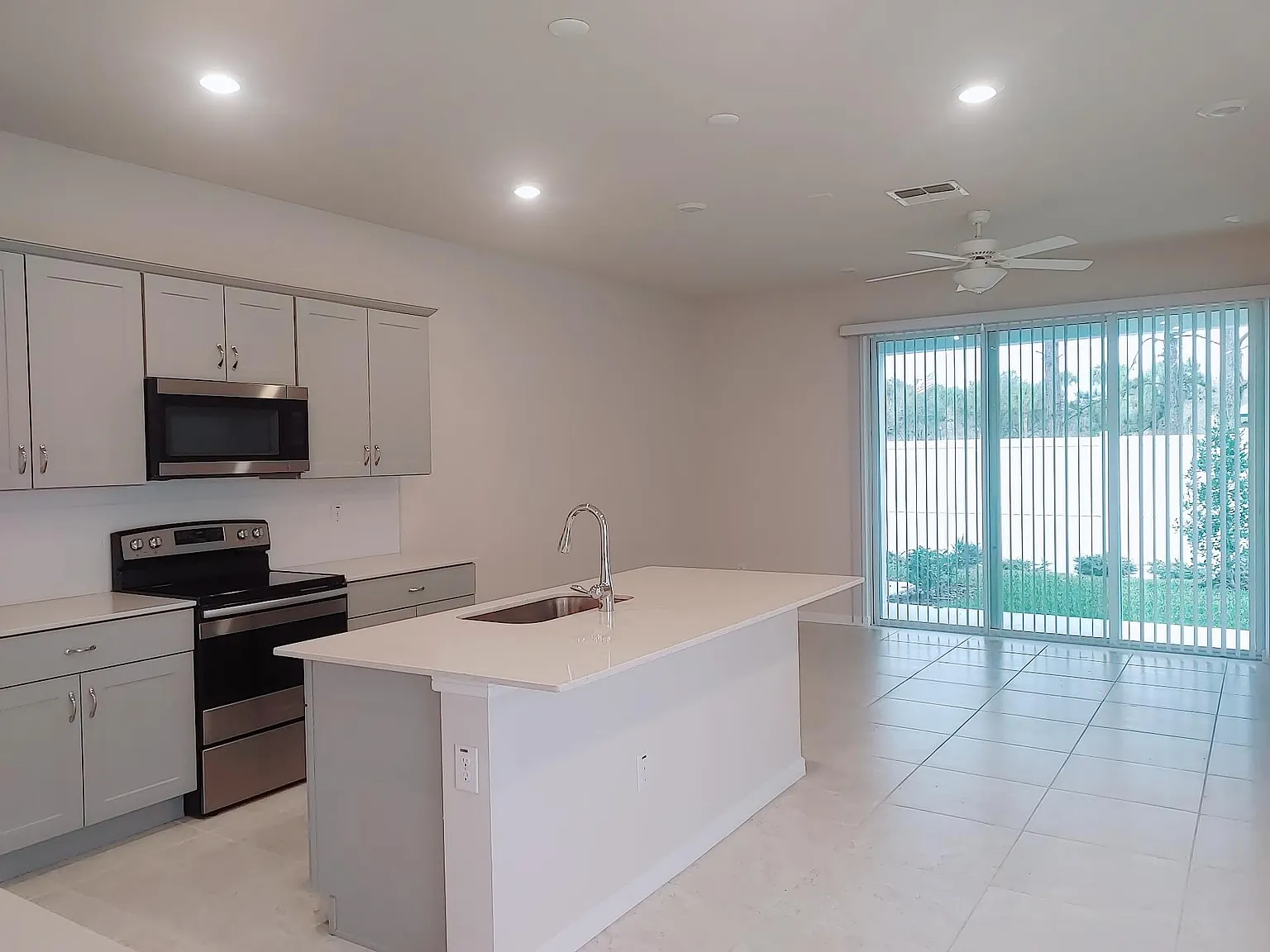 3 bed, 1818 sqft, $2,400 — Photo 3