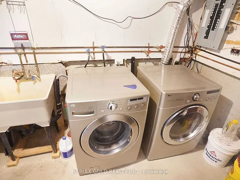 43 Saintsbury Sq #BASEMENT — Photo 8
