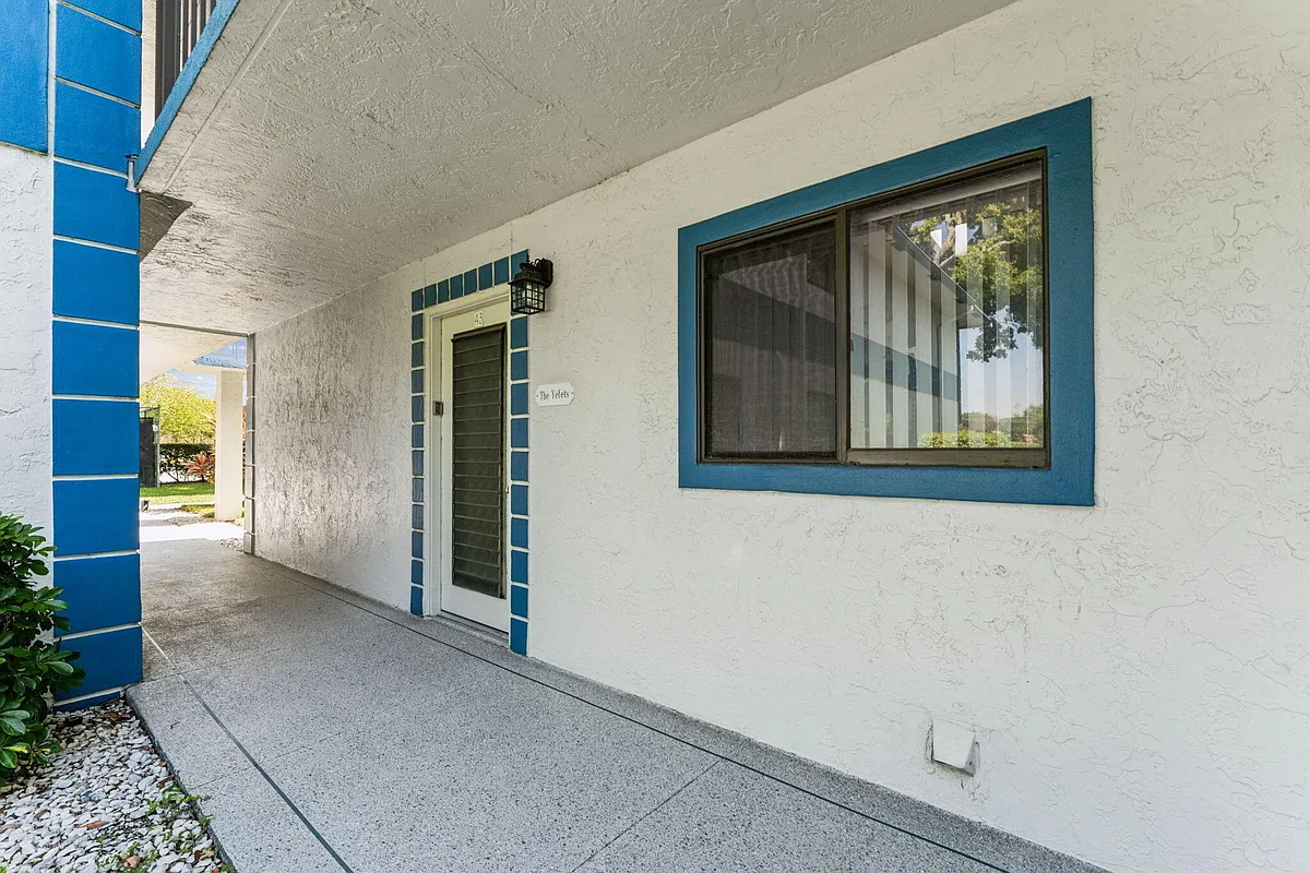 Building Photo - 15301 Pembridge Ave #43