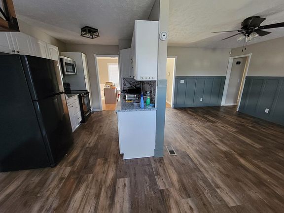 Living and Kitchen (picture taken from Breakfast Nook