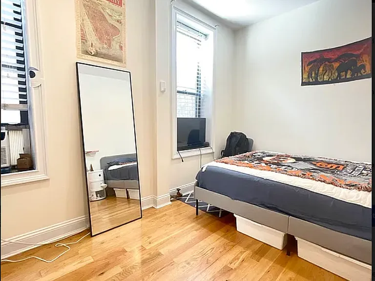 411 E 6th St #1B — Photo 4