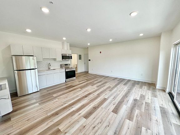 4th image of 4148 Parkside Ave #204