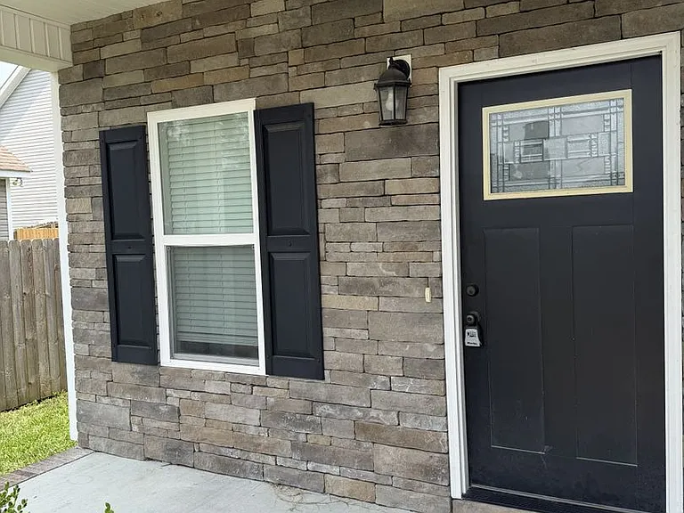 302 E Franck St — Photo 2