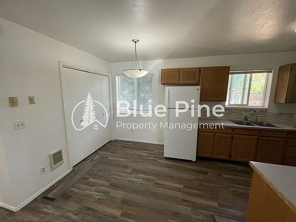 3rd image of 570 Iona St