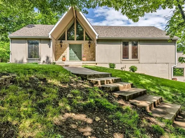 20726 Pebble Ln, Lenexa, KS 66220