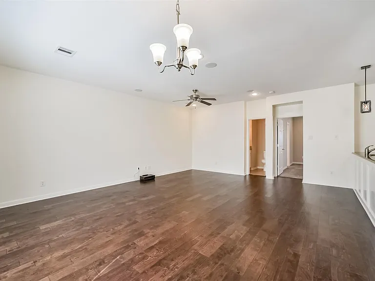 5305 Avenue J — Photo 9