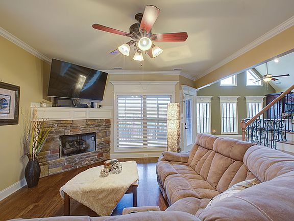 4th image of 629 Urlacher Dr