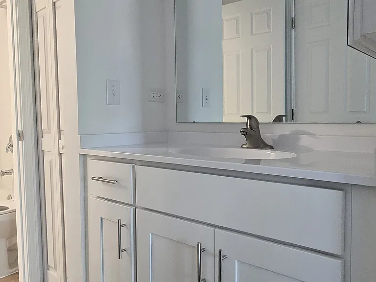 "1/4th" bath in master bedroom