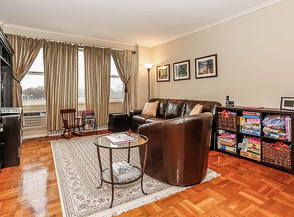 4th image of 3 Washington Sq APT 6F