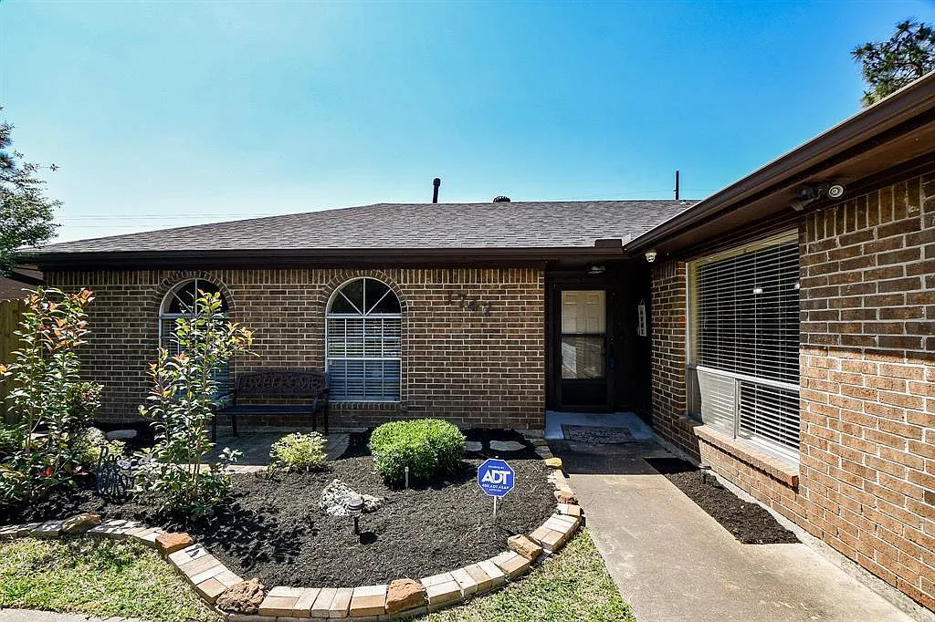 4 bed, 3.0 bath, 2007 sqft, $2,000 — Photo 2