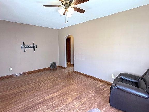 5th image of 815 16th St NE