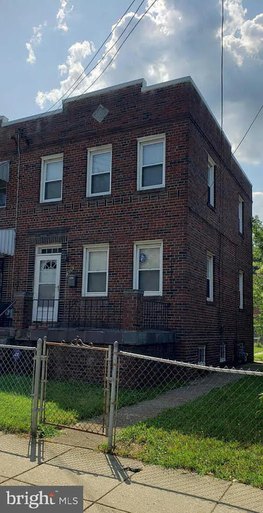 404 Division Ave NE photo 1