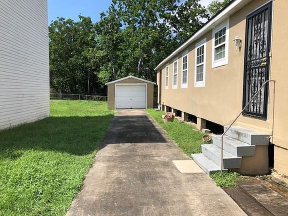 2nd image of 2255 Robert E Lee Blvd