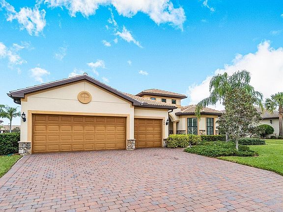 3rd image of 306 SE Huntington Circle