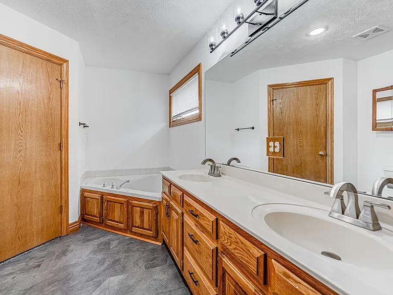 2467 S York Ave — Photo 16