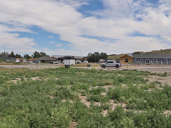 3rd image of 907 Beaver Ct