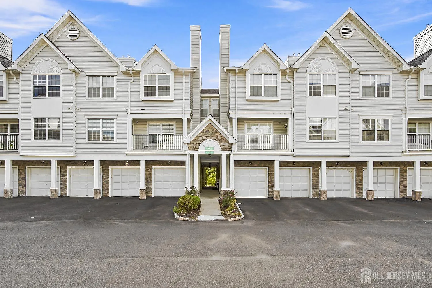 3 bed, 2.5 bath, 1587 sqft, $3,000 — Photo 1