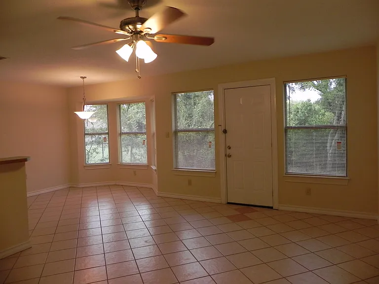 2907 NW 20th St — Photo 3
