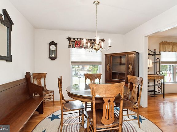 3rd image of 18 Hamlin Dr