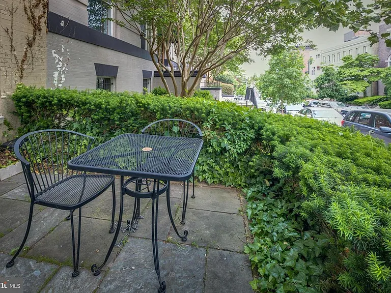 1833 California St NW #101 — Photo 2
