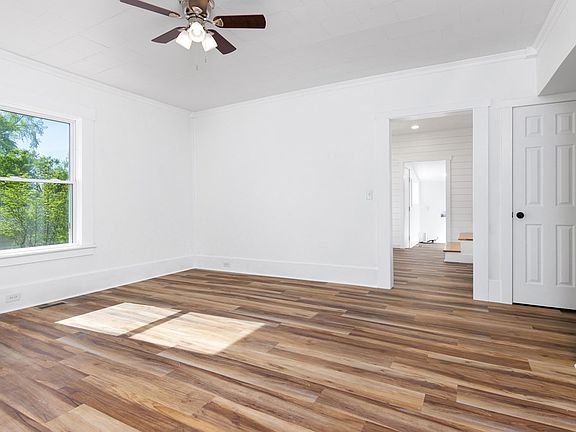 5th image of 402 Maple St