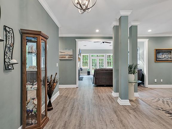 5th image of 376 Congressional Dr.