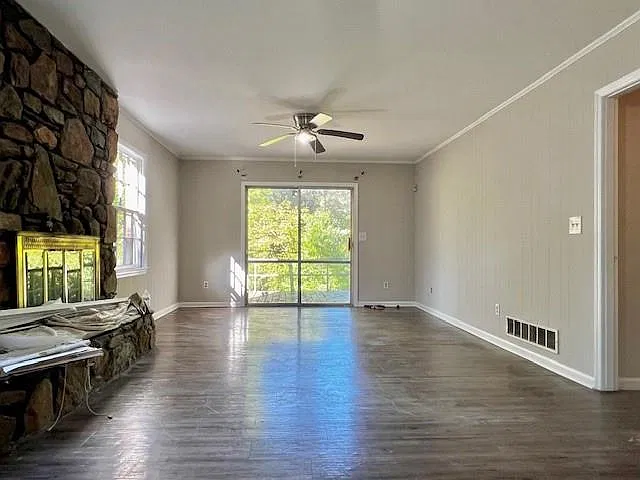4 bed, 2.0 bath, 1969 sqft, $2,295 — Photo 2