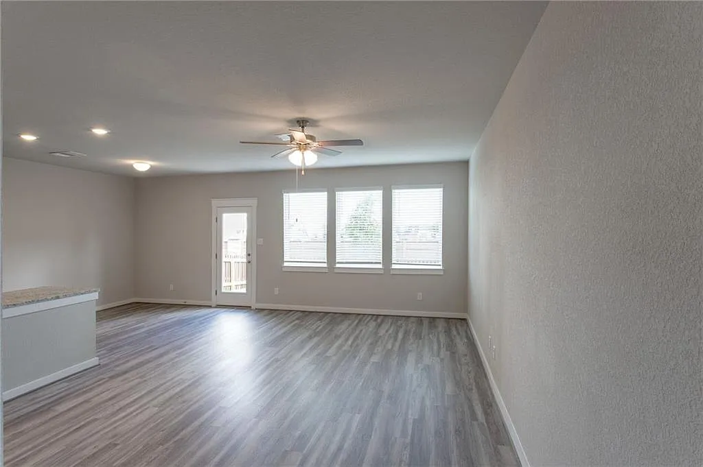 3 bed, 2.5 bath, 1718 sqft, $1,995 — Photo 4