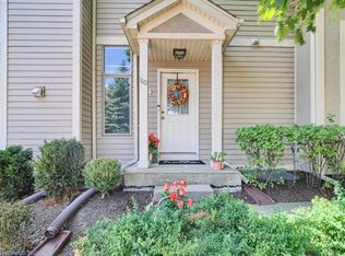 110 Honey Hill Dr, Wauconda, IL 60084