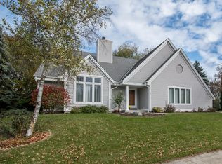 2121 Penhurst Way, Waukesha, WI 53186