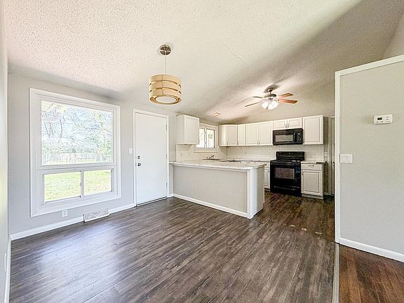 3rd image of 1008 Rainbow Dr
