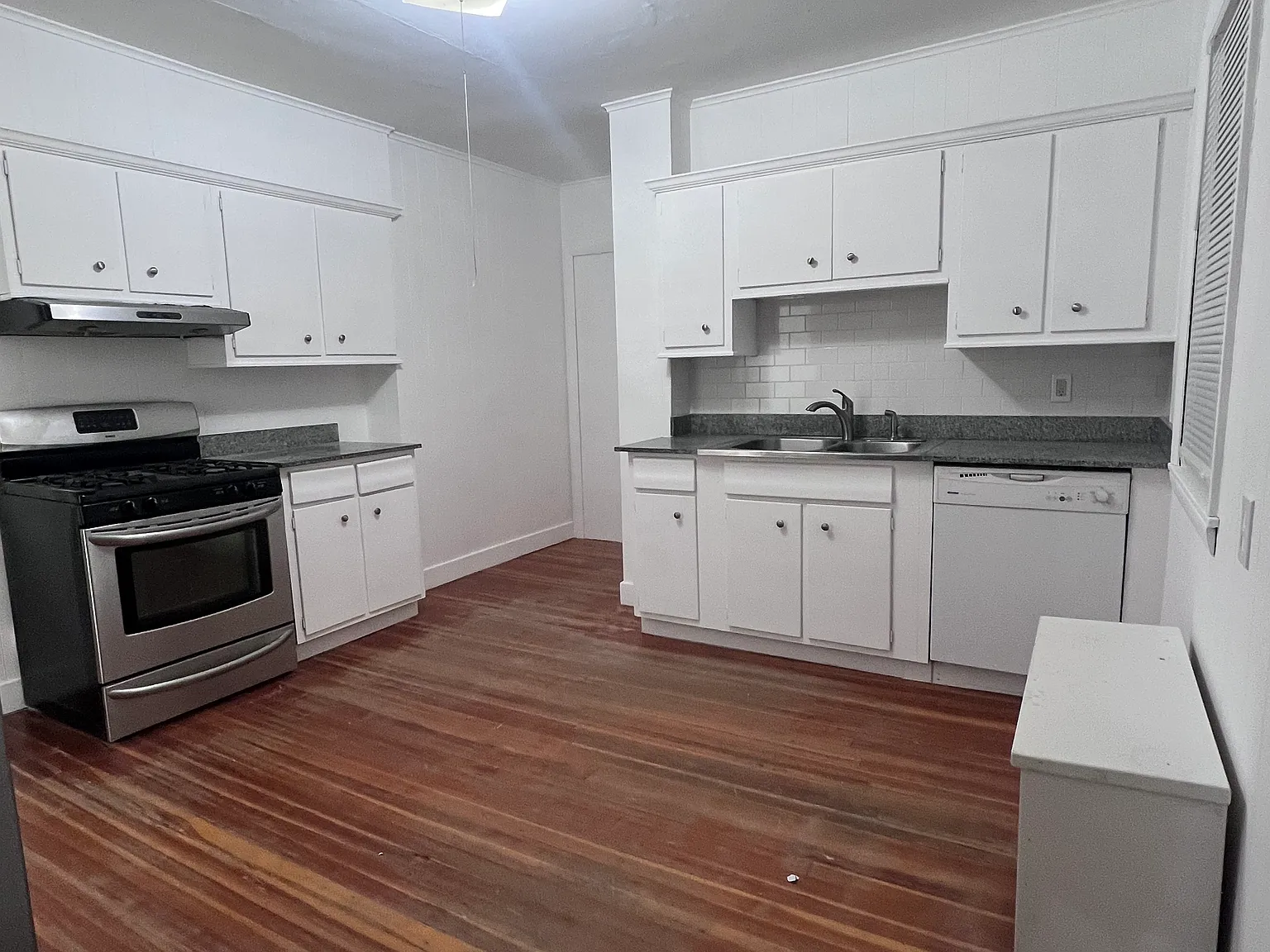 3 bed, 1.5 bath, 1450 sqft, $2,200 — Photo 3